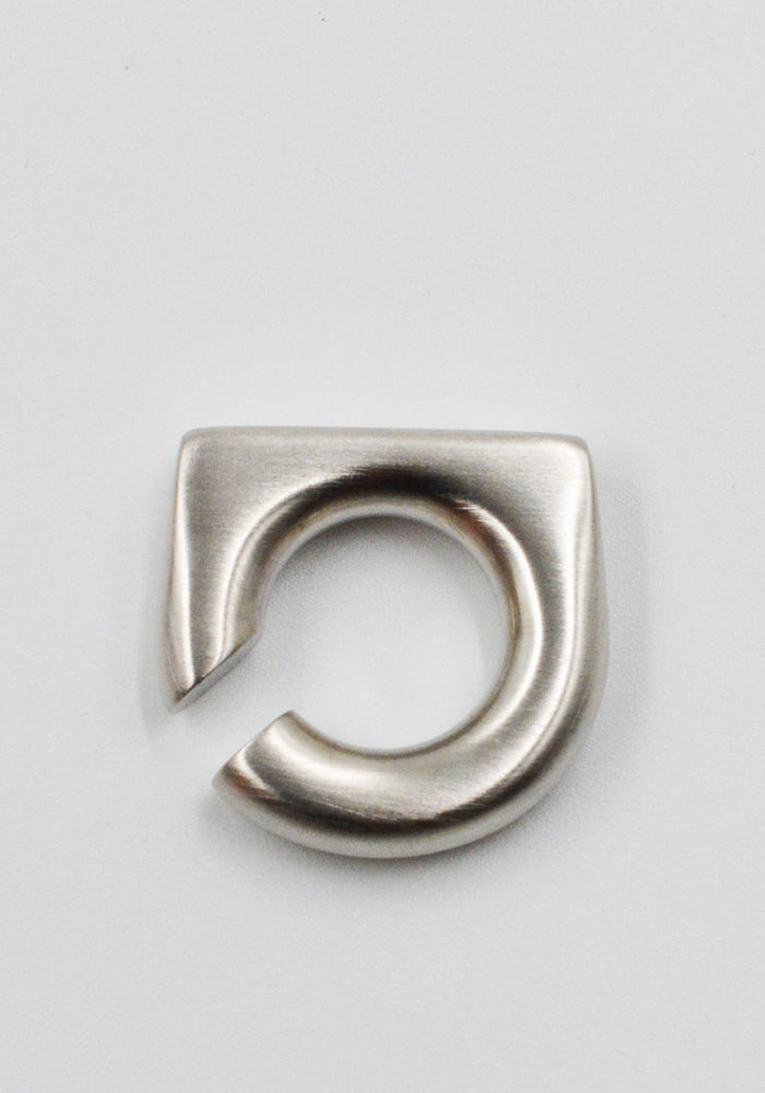 RICK OWENS MEN ROUND PRONG EAR CUFF PALLADIO SS26 | DOSHABURI Shop