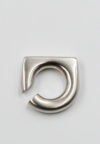 RICK OWENS MEN ROUND PRONG EAR CUFF PALLADIO SS26 | DOSHABURI Shop