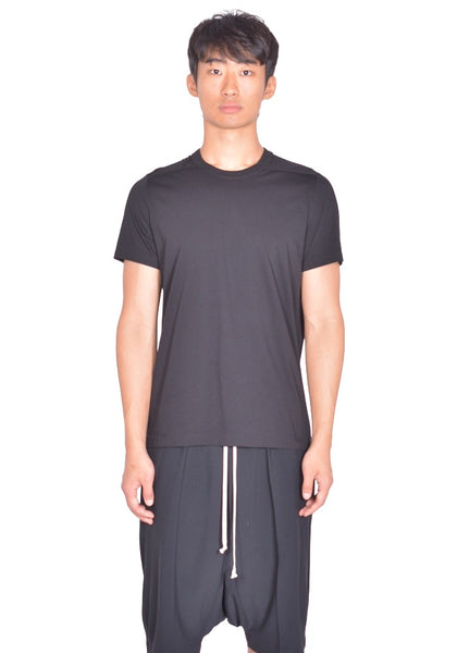 RICK OWENS MEN SHORT LEVEL T-SHIRT BLACK FW26 | DOSHABURI Online Shop
