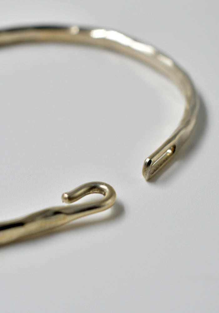 WERKSTATT:MÜNCHEN M2640 SILVER BANGLE HOOK FORGED WERKSTATT:MÜNCHEN M2640 SILVER BANGLE HOOK FORGED
