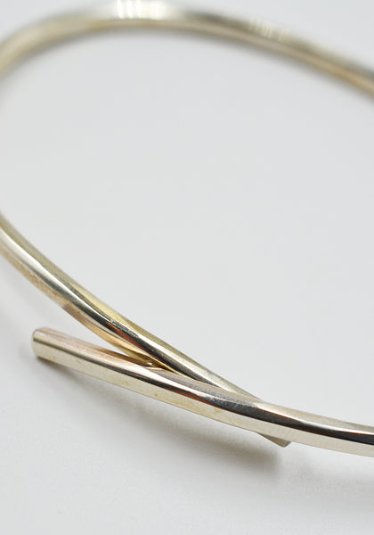 WERKSTATT MÜNCHEN M2266 BANGLE EMBRACE SILVER FW26 | DOSHABURI Shop