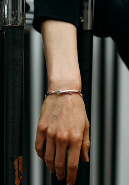WERKSTATT MÜNCHEN M2266 BANGLE EMBRACE SILVER FW26 | DOSHABURI Shop