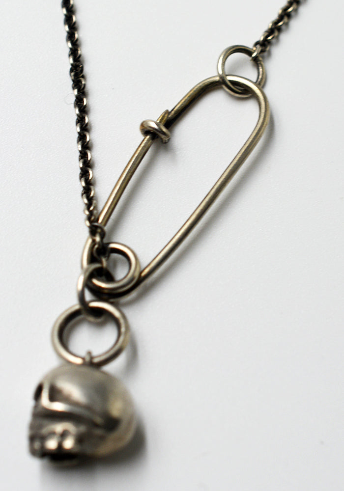 WERKSTATT:MÜNCHEN M3982 FINE CHAIN SAFETY PIN+SKULL