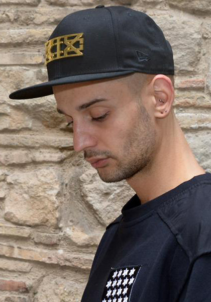 KTZ NEW ERA METAL BADGE SNAPBACK CAP BLACK/GOLD | 50% Off-Sale | Doshaburi Shop