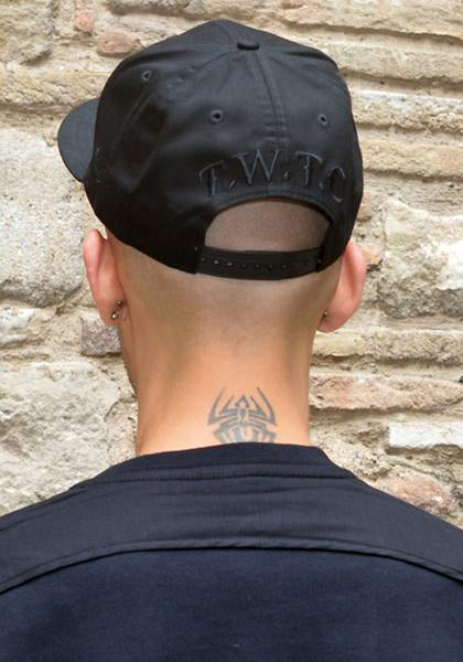 KTZ NEW ERA METAL BADGE SNAPBACK CAP BLACK/GOLD | 50% Off-Sale | Doshaburi Shop
