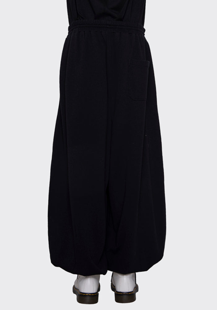 LU'U DAN BAGGY BONTAN SWEATPANTS BLACK FW22 | DOSHABURI Online Shop