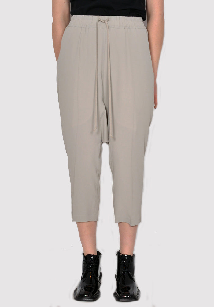 RICK OWENS WOMEN RP01C5308 CC DRAWSTRING CROPPED PANTS PEARL SS23 | DOSHABURI Online Shop