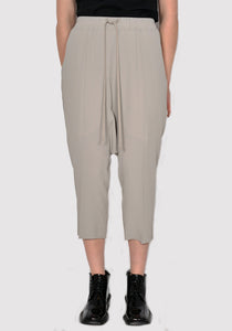 RICK OWENS WOMEN RP01C5308 CC DRAWSTRING CROPPED PANTS PEARL SS23 | DOSHABURI Online Shop