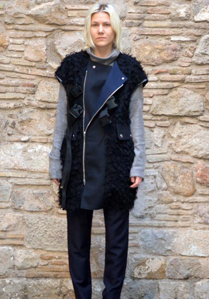 UJOH BELTED SHAGGY VEST BLACK | 50%OFF SALE | Doshaburi Online Shop