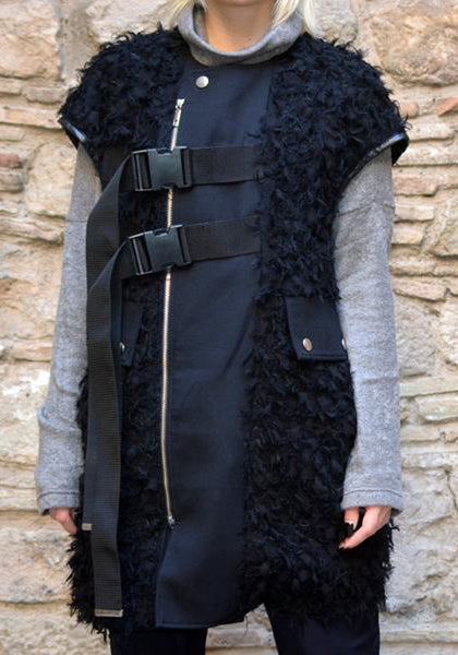 UJOH BELTED SHAGGY VEST BLACK | 50%OFF SALE | Doshaburi Online Shop