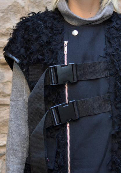 UJOH BELTED SHAGGY VEST BLACK | 50%OFF SALE | Doshaburi Online Shop