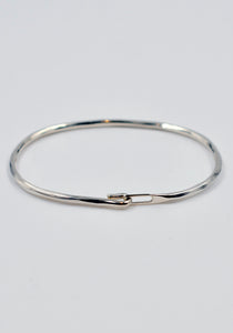 WERKSTATT MÜNCHEN SILVER BANGLE HOOK HAMMERED | DOSHABURI Online Shop