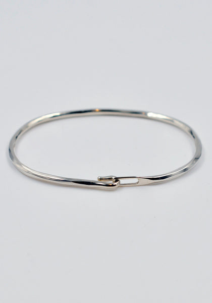 WERKSTATT MÜNCHEN M2640 SILVER BANGLE HOOK HAMMERED | DOSHABURI Online Shop