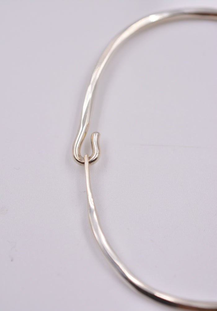 WERKSTATT MÜNCHEN SILVER BANGLE HOOK HAMMERED | DOSHABURI Online Shop