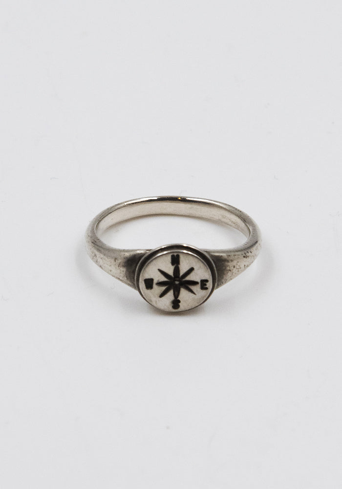 WERKSTATT MÜNCHEN M1711 RING SYMBOL WINDROSE SILVER FW22 | DOSHABURI Online Shop