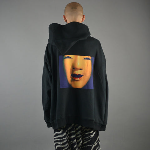 YUIKI SHIMOJI UNISEX ZIP HOODIE BLACK SMILING OKAME - DOSHABURI Shop